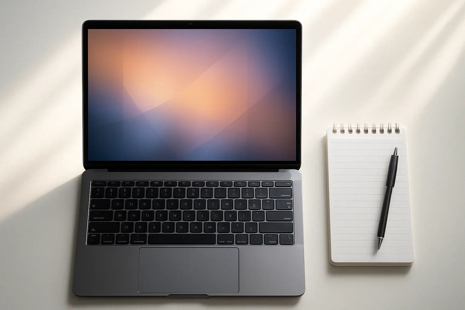 Laptop hiện đại trên bàn trắng với màn hình trừu tượng phát sáng